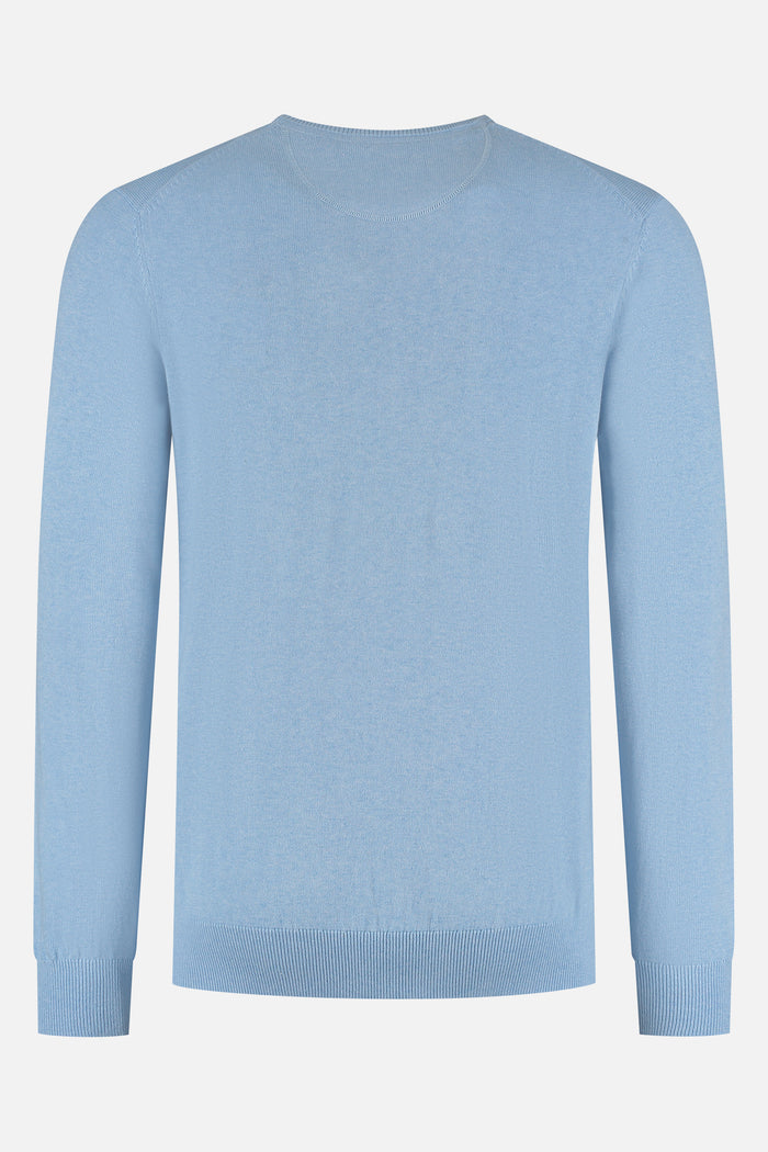 Trui ronde hals katoen lichtblauw, achterkant van de trui in lichtblauwe kleur, perfect voor casual occasions.