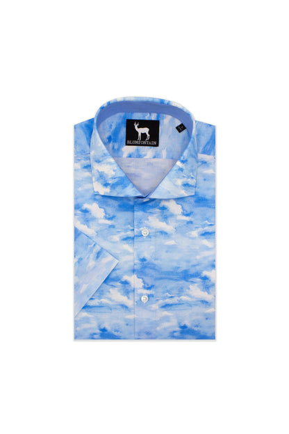 Blumfontain korte mouw blauw: Kobaltkleurig katoenen overhemd met korte mouwen in wolkenprint.