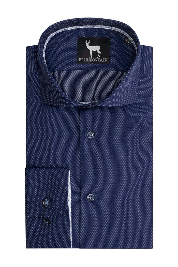 Blumfontain polkadot navy katoenen overhemd met subtiele polkadotdetails.