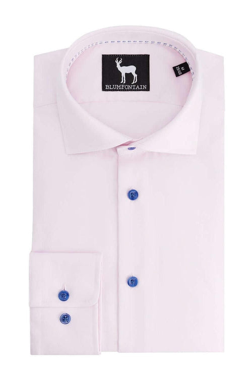 Blumfontain uni twill roze overhemd van 100% katoen met blauwe knopen, klassiek kraag en lange mouwen.