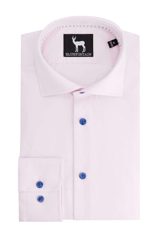 Blumfontain uni twill roze overhemd van 100% katoen met blauwe knopen, klassiek kraag en lange mouwen.