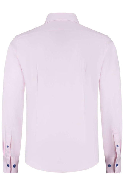 A back view of the Blumfontain uni twill roze, a pink shirt made of 100% cotton with blue buttons.