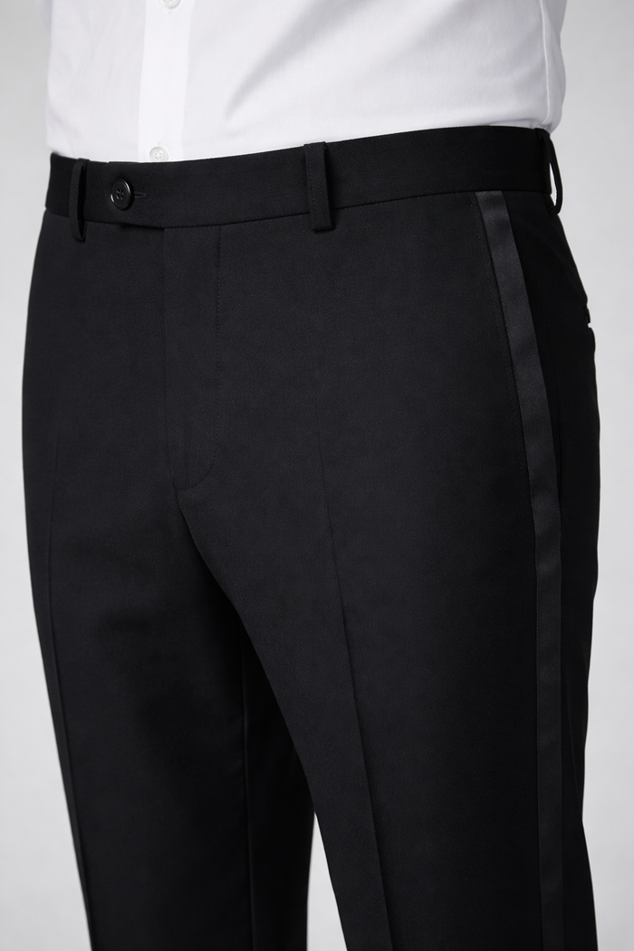 Broek smoking - rokkostuum, zwart smokingsbroek met rok-smok detail, elegant ontwerp voor formele gelegenheden.
