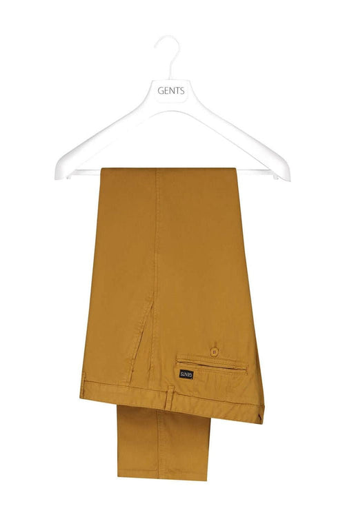 Chino seas-nos oker, comfortabele en ademende katoenen broeken in oker tint.