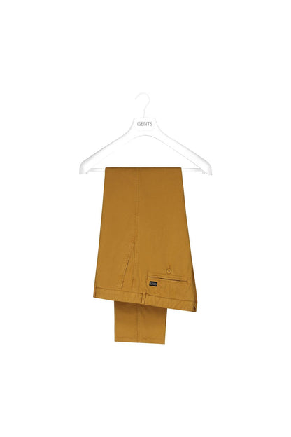 Chino seas-nos oker met ademend katoen, veelzijdig en comfortabel, op hanger in oker tint