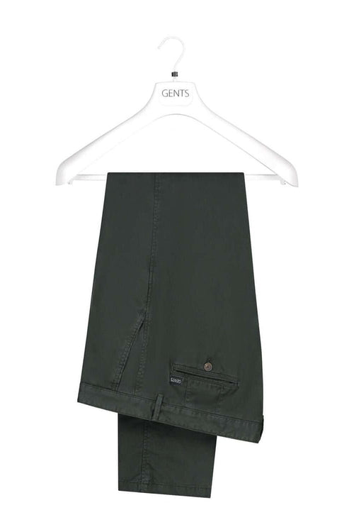 Chino seas-nos petrol, katoen met stretch, petrolkleurige chino, zacht en robuust, kledingstuk op hanger.