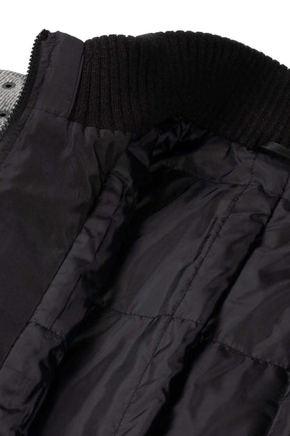 Coat stand-up collar grijs, detail van de afneembare voering en opstaande kraag in zwart.