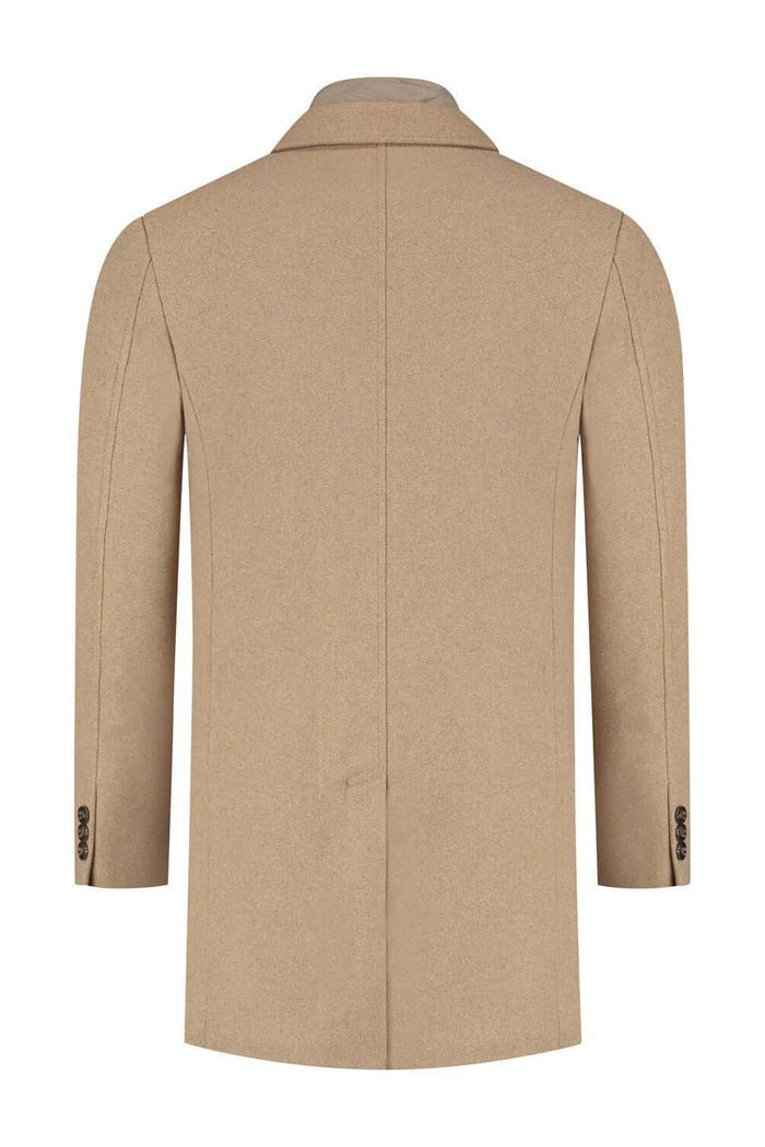 Coat windvanger camel, achteraanzicht van een camelkleurige overjas met moderne snit en details.