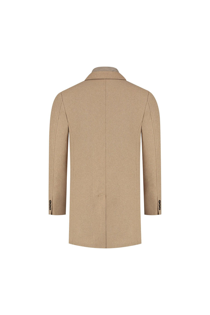 Coat windvanger camel - achteraanzicht van een camelkleurige overjas met moderne snit en geïntegreerde windvanger.