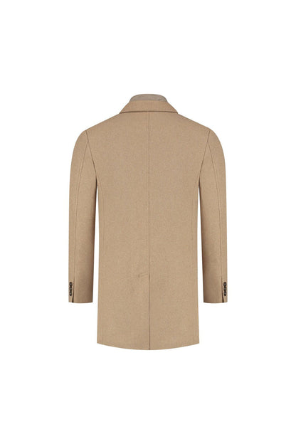 Coat windvanger camel - achteraanzicht van een camelkleurige overjas met moderne snit en geïntegreerde windvanger.