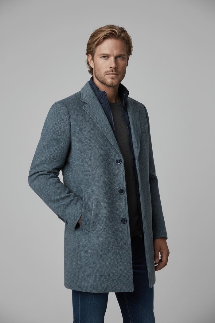 Coat windvanger melange blauwgrijs worn by a model, showcasing its stylish design and practical pockets.