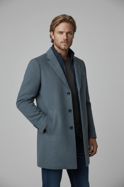 Coat windvanger melange blauwgrijs worn by a model, showcasing its stylish design and practical pockets.