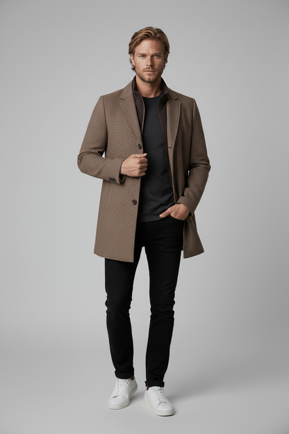 Coat windvanger miniruit bruin worn by a man, featuring a warm wool blend with a stylish design.