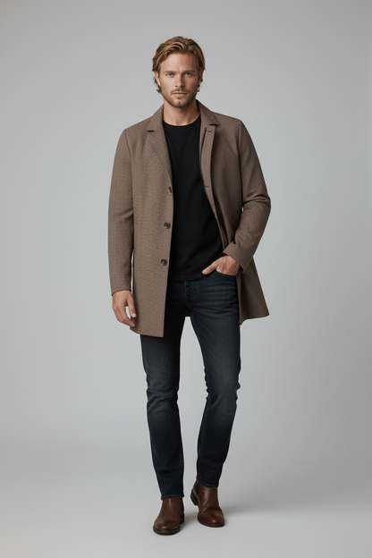 Model wearing Coat windvanger miniruit bruin, showcasing a stylish design with a warm wool blend.