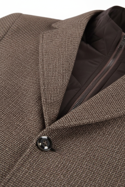 Coat windvanger miniruit bruin, close-up view of the warm wool blend fabric and design details.