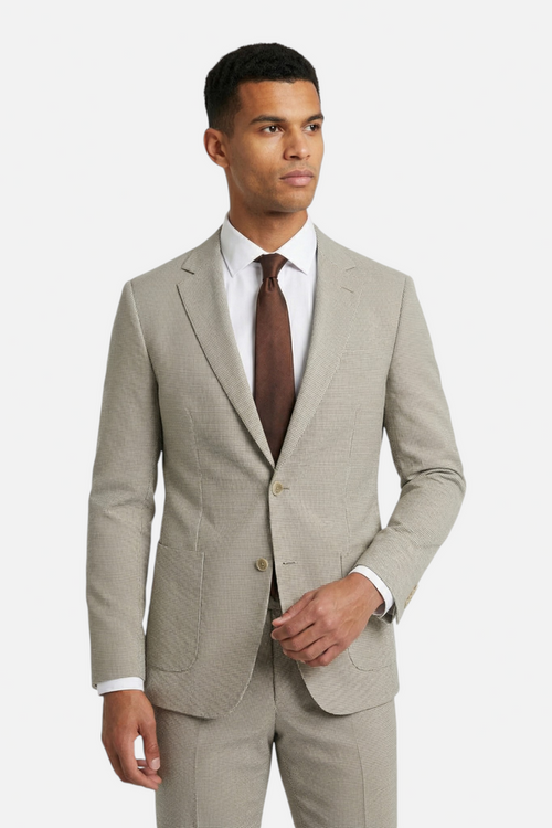 Colbert pied-de-poule beige worn by a model with a brown tie, showcasing elegant style and design.