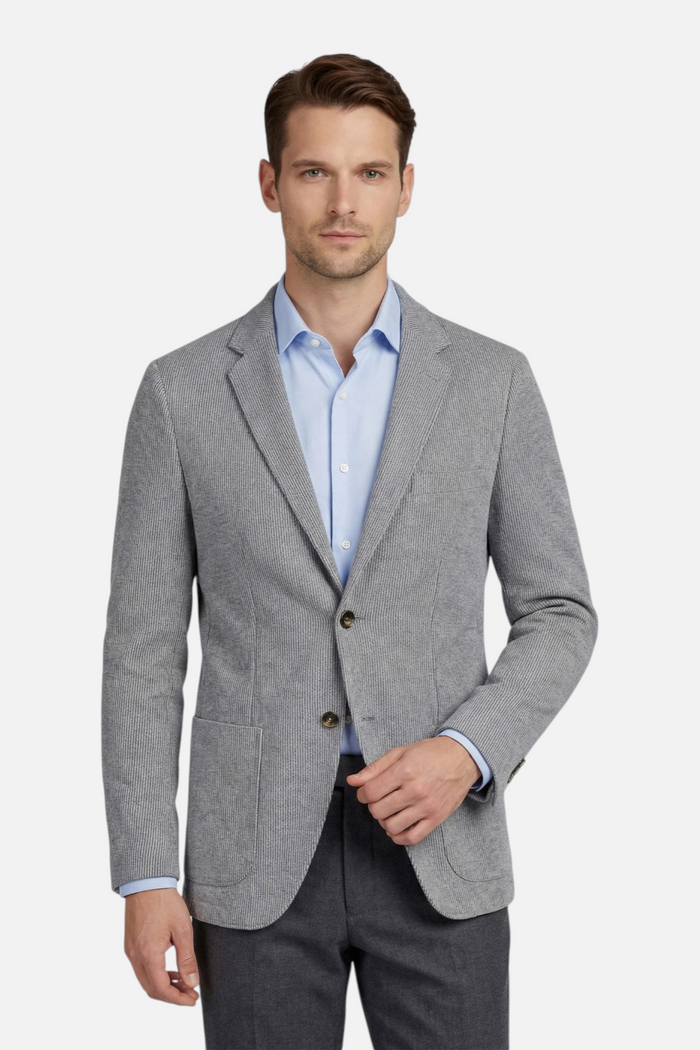 Colbert stretch cord grijs, grijze stretchkorduroy colbert met borstzak en zakken, model met blauwe shirt.