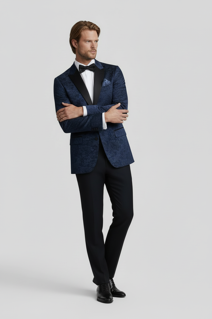 Dinnerjacket paisley velvet blauw worn by a man, featuring a satin shawl collar and pocket square.