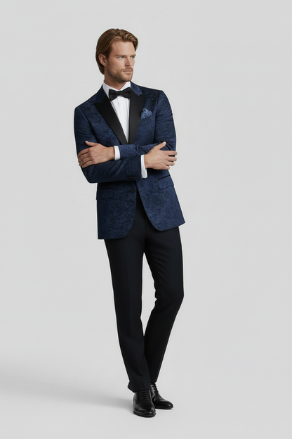 Dinnerjacket paisley velvet blauw worn by a man, featuring a satin shawl collar and pocket square.