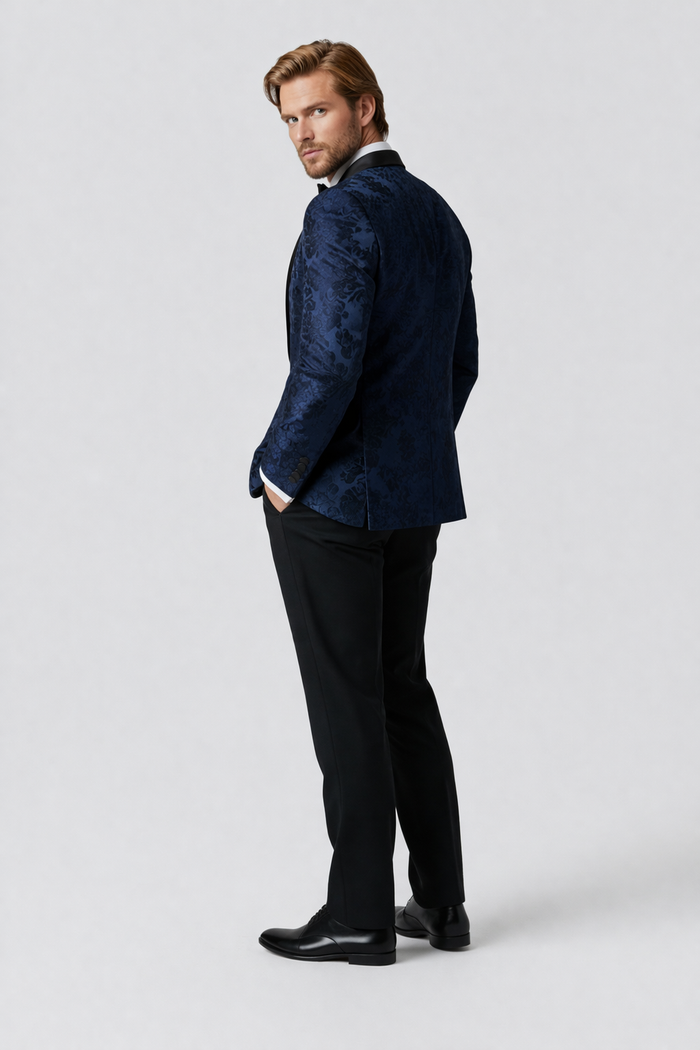 Dinnerjacket paisley velvet blauw met satijnen sjaalkraag, elegant blauw paisley patroon op de achterkant.
