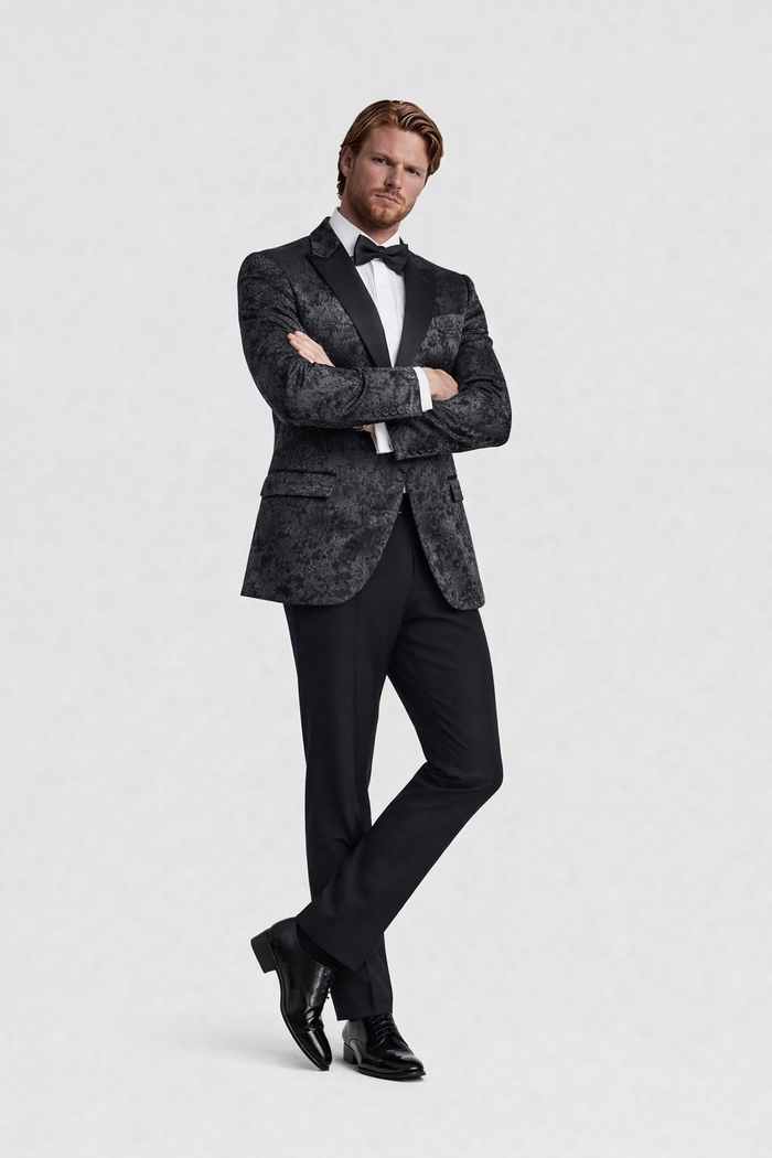 Man wearing a Dinnerjacket paisley velvet zwart with satin shawl collar and refined lining.