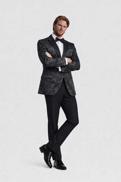 Man wearing a Dinnerjacket paisley velvet zwart with satin shawl collar and refined lining.