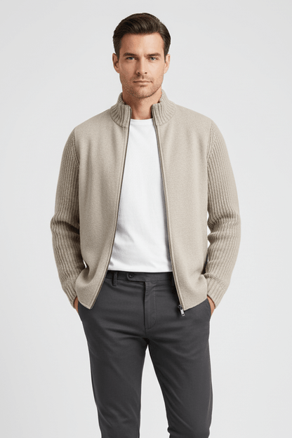 Model wearing a full-zip cardigan zandbeige with ribbed collar and smooth front.