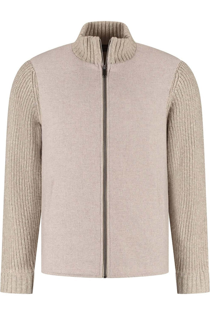 Full-zip cardigan zandbeige with standing rib collar and smooth front panel.