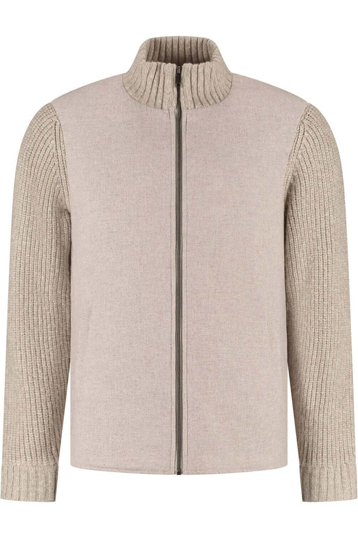 Full-zip cardigan zandbeige met staande ribkraag en glad voorpand, stijlvol en comfortabel.