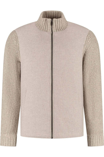 Full-zip cardigan zandbeige met staande ribkraag en glad voorpand, stijlvol en comfortabel.