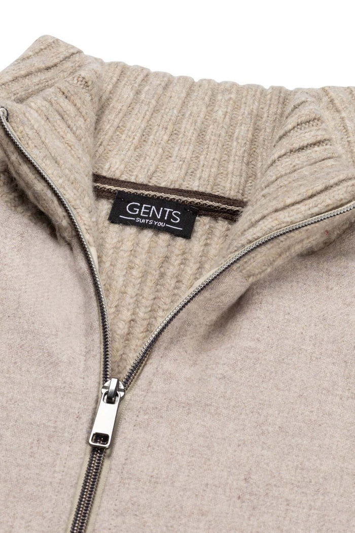 Full-zip cardigan zandbeige with ribbed collar and smooth front detail.