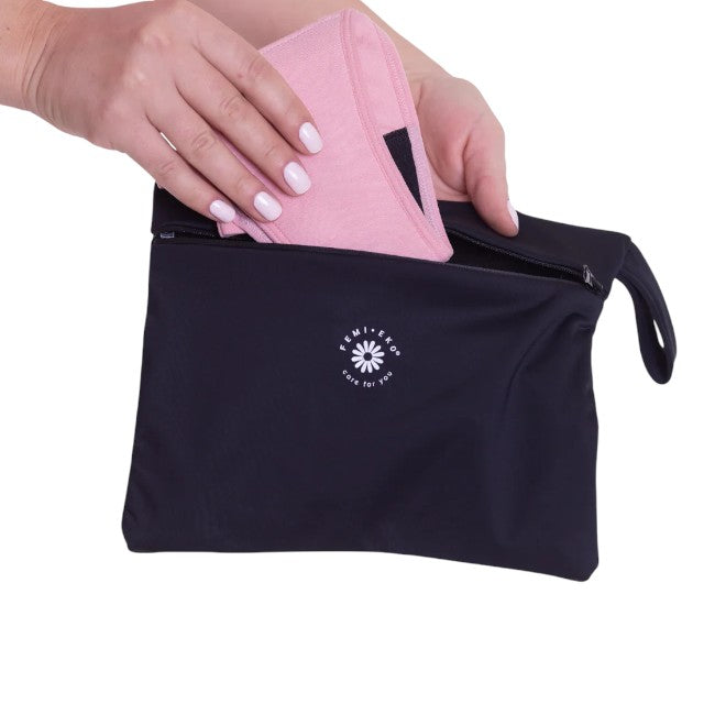 Geantă impermeabilă FEMI.EKO®, pentru produse menstruale, 2 buzunare practice, dimensiuni 19 cm x 24 cm, culoare negru