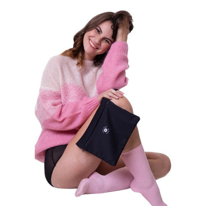 Geantă impermeabilă FEMI.EKO®, pentru produse menstruale, 2 buzunare practice, dimensiuni 19 cm x 24 cm, culoare negru