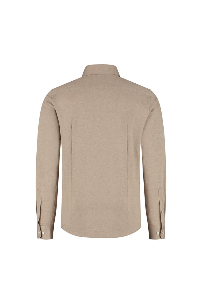 GENTS knit pique zand - achteraanzicht van een zandkleurig katoenen overhemd met lange mouwen.