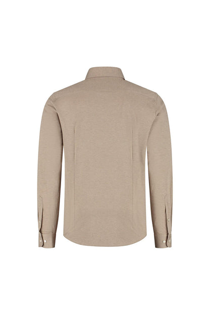 GENTS knit pique zand - achteraanzicht van een zandkleurig katoenen overhemd met lange mouwen.