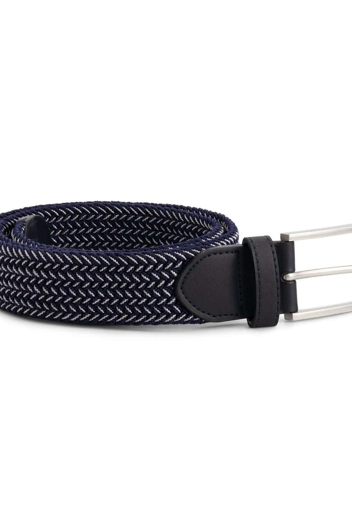 Gevlochten elastische riem blauw-wit met leren details en gesp, perfect voor casual outfits.