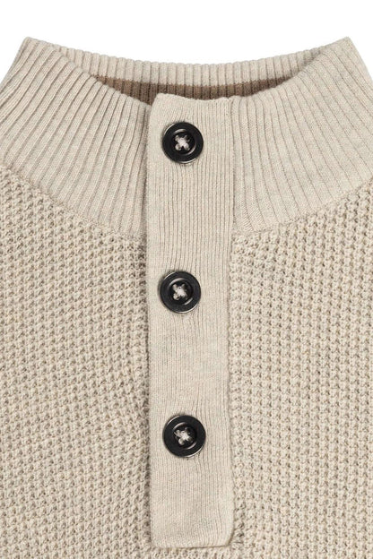 Half zip-knopen structuur ecru met details van zwart knopen en ribgebreide kraag.
