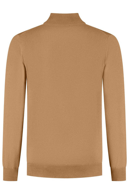 Halfzip merinoblend camel - achteraanzicht van de strakke camel halfzip met ademend comfort en structuur.