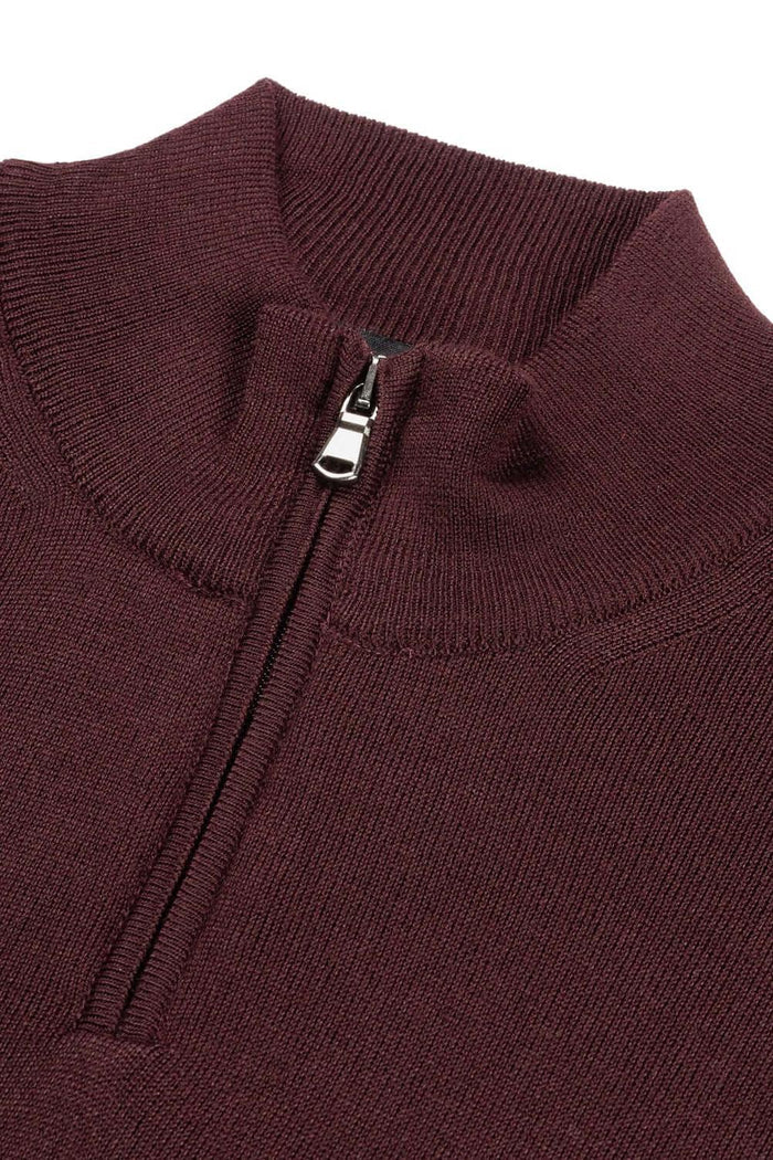 Halfzip merinoblend donker-bordeaux trui met handige ritssluiting en warme uitstraling.