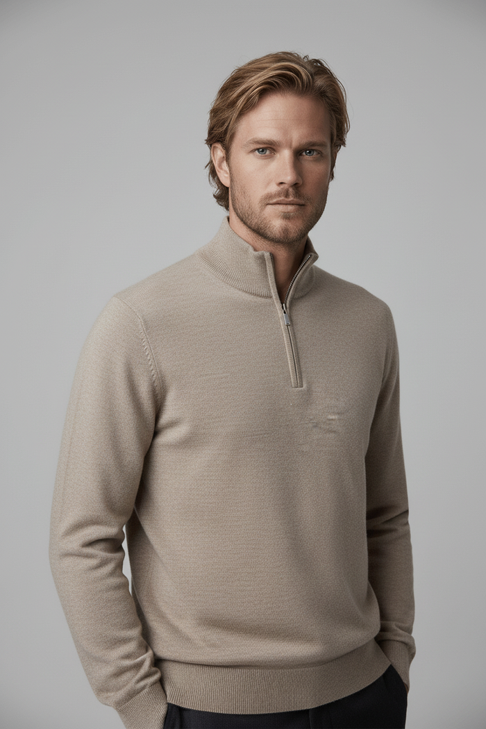 Halfzip merinoblend grijsbruin model in casual outfit, perfect voor stijlvolle en comfortabele looks.