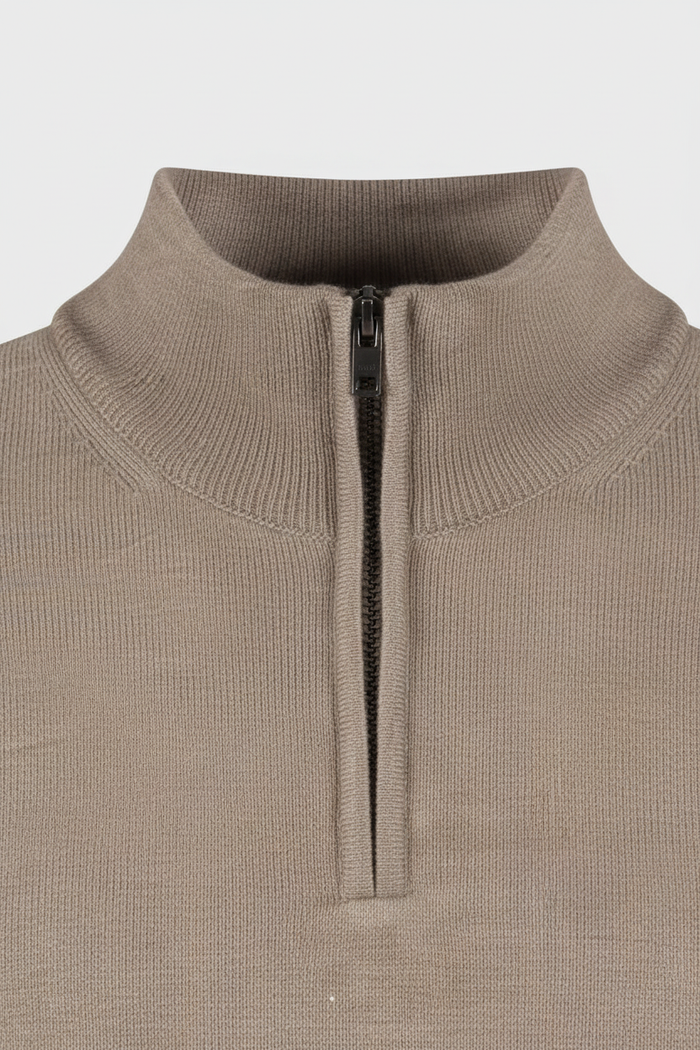 Halfzip merinoblend grijsbruin close-up showing the zipper and texture of the fabric.