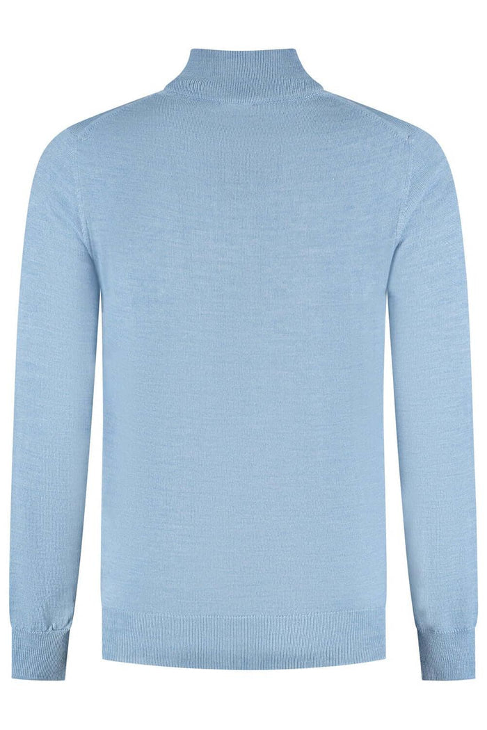 Halfzip merinoblend lichtblauw - achterkant van lichte merinoblend trui met halfzipping in lichtblauwe kleur.
