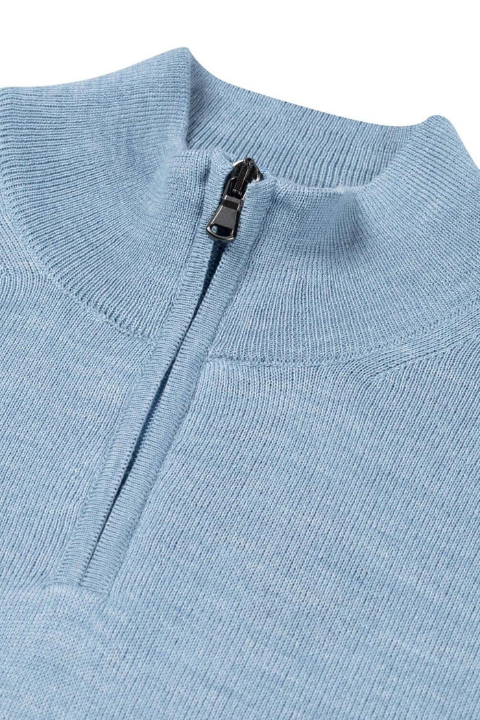 Halfzip merinoblend lichtblauw close-up view of the collar and zipper detail.