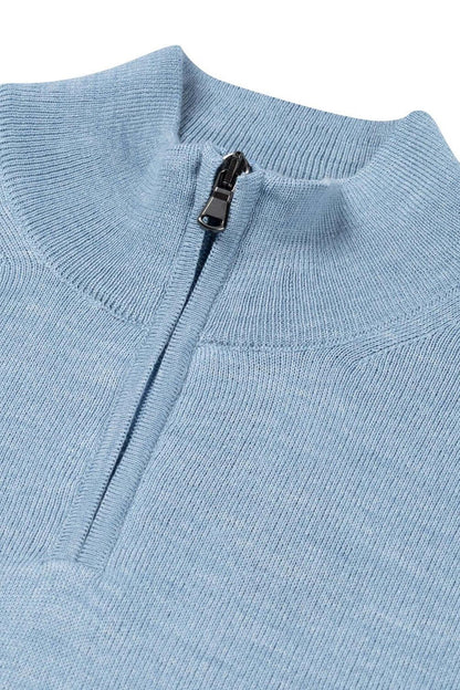 Halfzip merinoblend lichtblauw close-up view of the collar and zipper detail.
