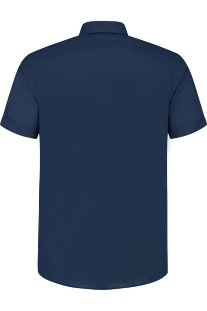 Achterkant van een Korte mouw linnen katoen blauw shirt, ademend en modern van snit.