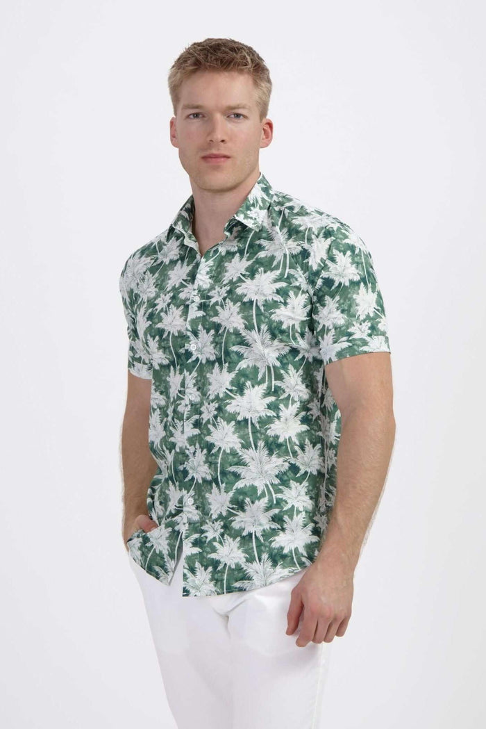Korte mouw palmprint groen katoenen overhemd met groene palmprint, korte mouwen en model in pose.