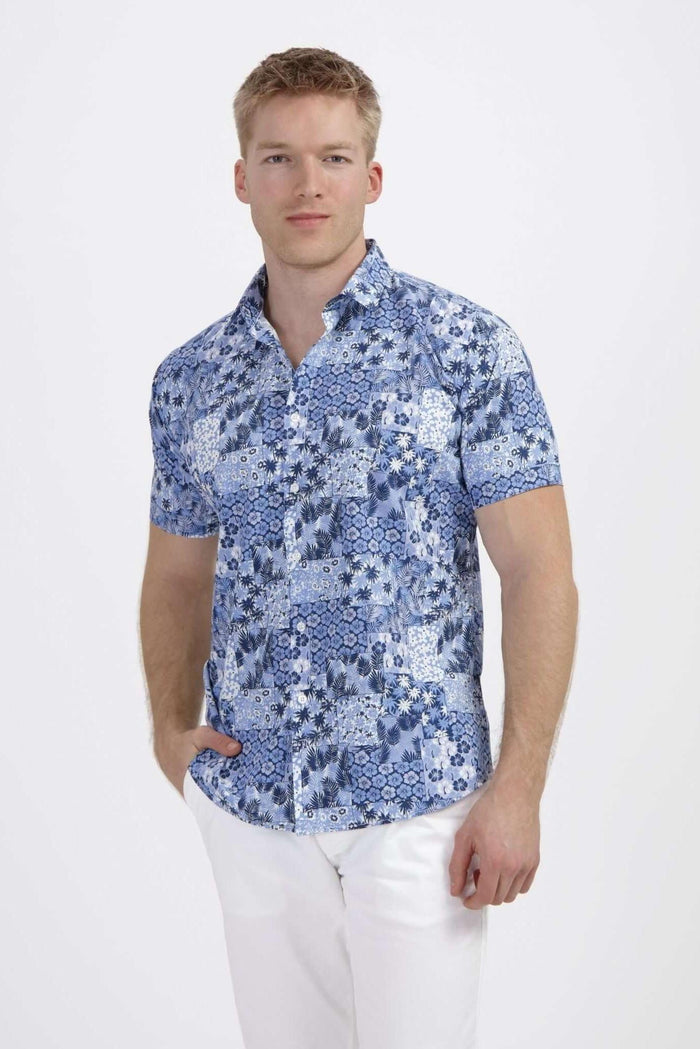 Korte mouw patch bloemprint in blauw katoen met patchwork bloemmotieven, ademend en modern.