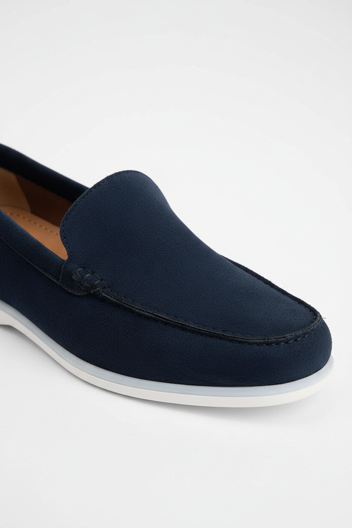 Loafer navy, lichtgewicht microfiber slip-on ontwerp, comfortabel en stijlvol.