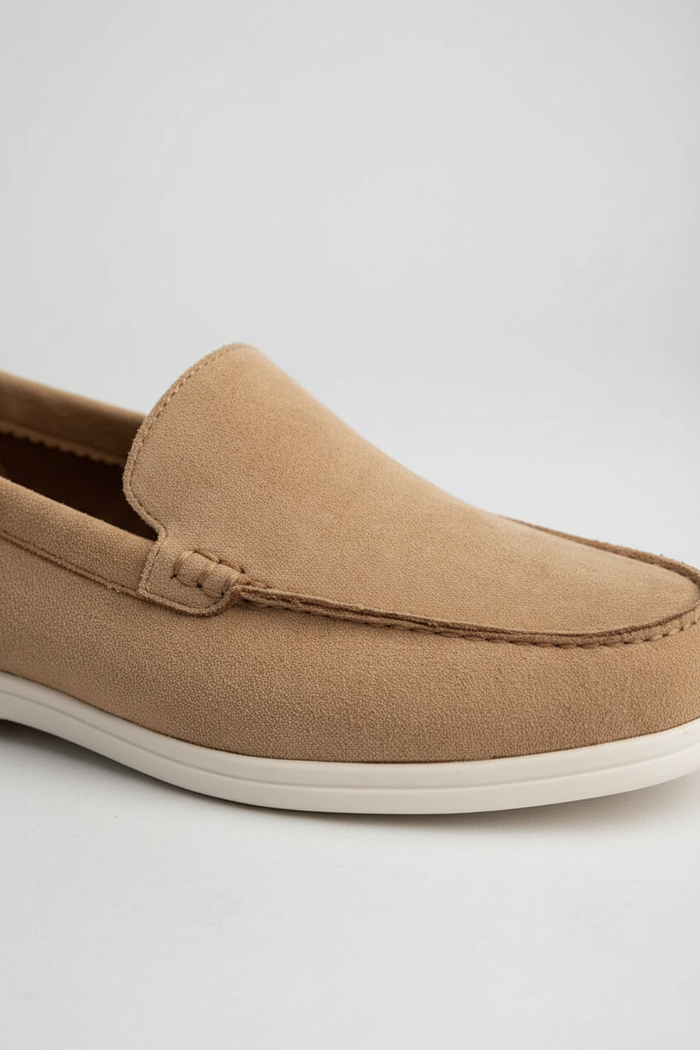 Loafer zand in lichtgewicht microfiber met ademend comfort en eenvoudige instap.