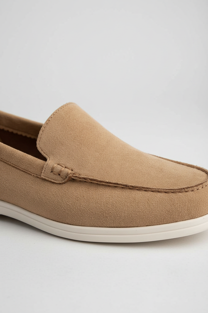 Loafer zand in lichtgewicht microfiber met ademend comfort en eenvoudige instap.